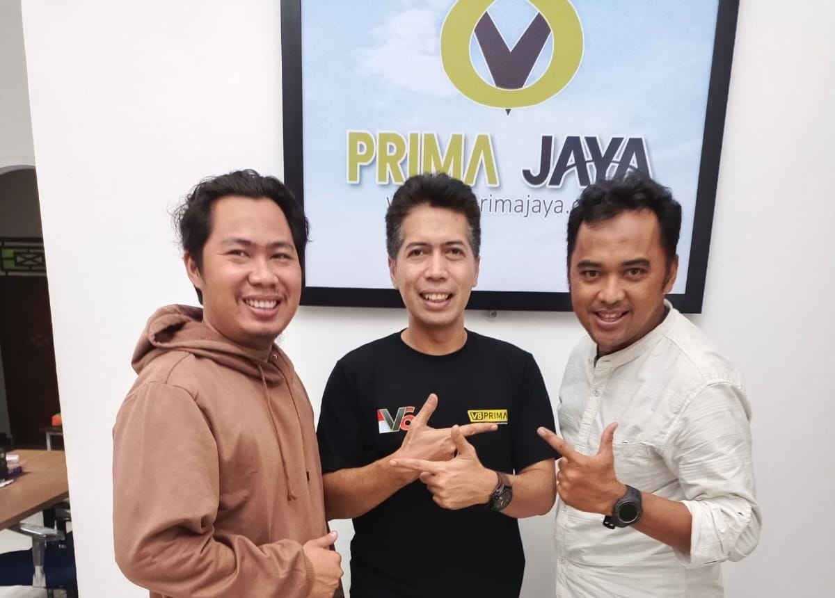 Terobosan Ahli Hisap, Hadir Rokok Herbal V6 di Indonesia. Foto: Mas Andre, Coach Adi, Coach Iwan dan Dr. Furqon