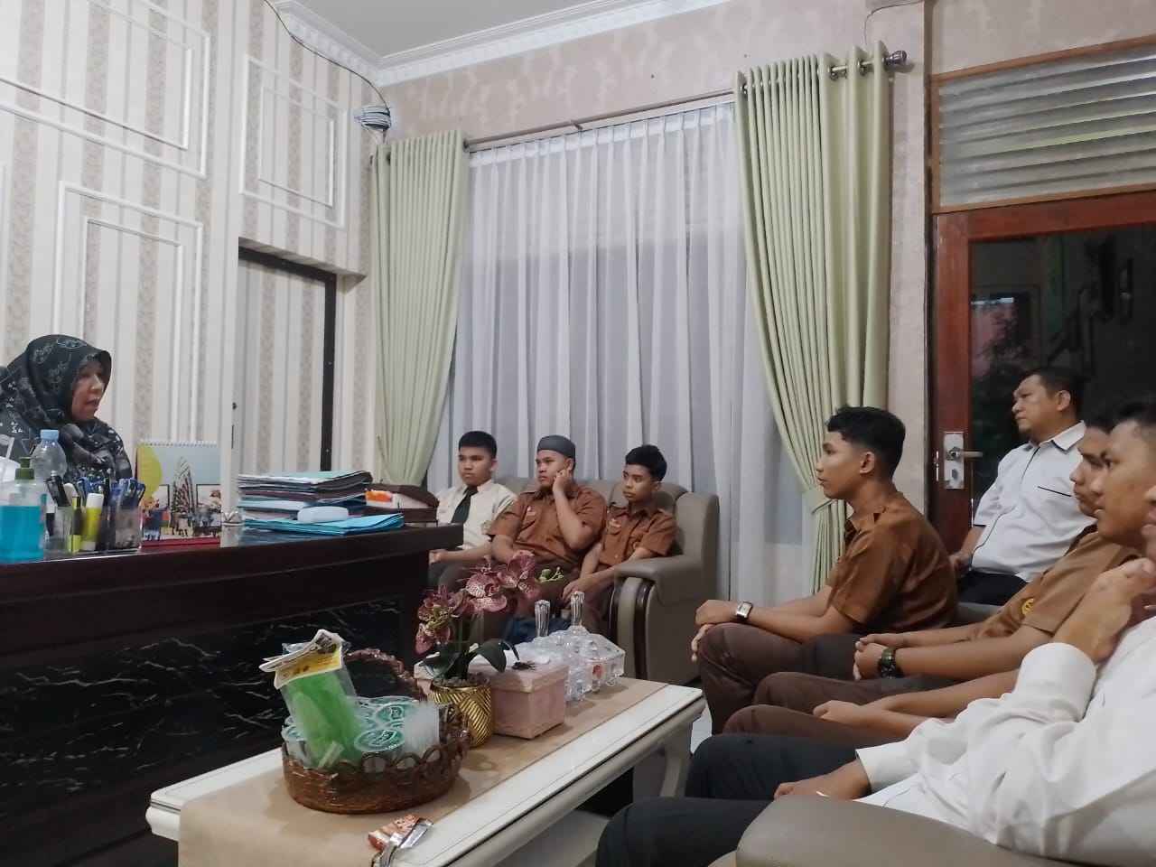 BERI ARAHAN: Kepala MAN 1 Pekanbaru Norerlinda memberikan arahan kepada kontengan MAN 1 Pekanbaru sebelum mengikuti ajang nasional Turnamen Robotik Indonesia di Jakarta di ruang kerjanya, Kamis (16/6/2024).