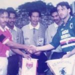 Kapten Timnas Fakhri Husaini dan Kapten Sampdoria Roberto Mancini berjabat tangan sebelum bertanding