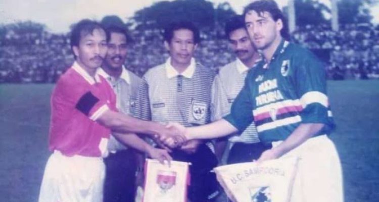 Kapten Timnas Fakhri Husaini dan Kapten Sampdoria Roberto Mancini berjabat tangan sebelum bertanding