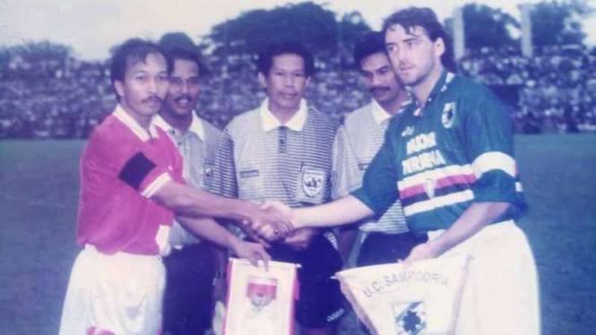 Kapten Timnas Fakhri Husaini dan Kapten Sampdoria Roberto Mancini berjabat tangan sebelum bertanding